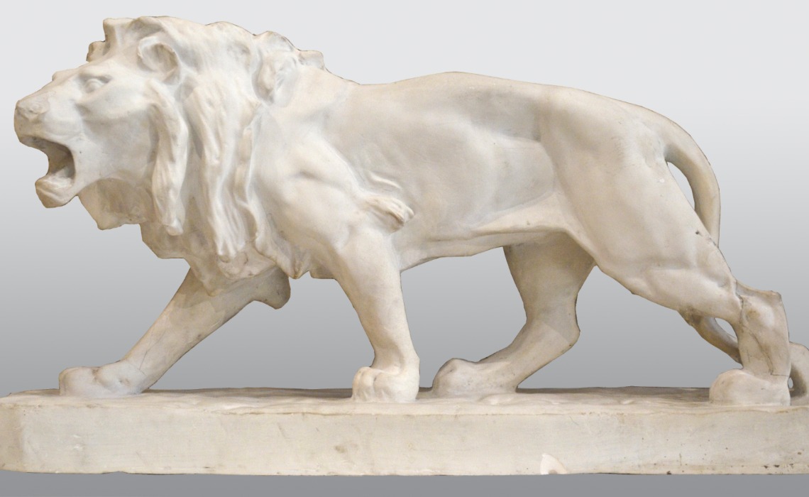 Lion, moulage en plâtre effectué par la Maison Martini (Brive) d'après une oeuvre de Thomas François Cartier, fin 19e - début 20e siècle.
