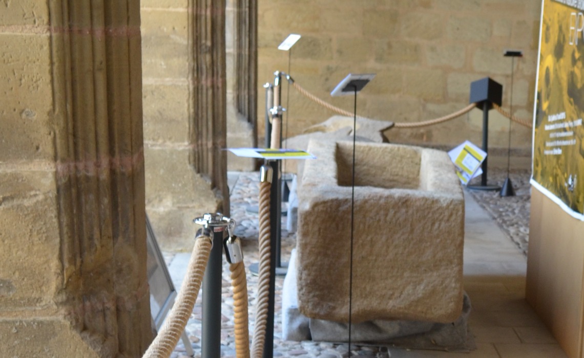 La collégiale Saint-Martin de Brive : vue du volet extérieur de l'exposition (sarcophages 5e-7e siècles).